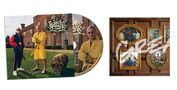 „Country Treasure SIGMA“ in verschnörkelter Schrift. Zwei Männer mit Hund vor einem Herrenhaus, daneben Familienfotos., CD