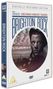 **BRIGHTON ROCK** oben in großen Buchstaben, Schwarz-Weiß-Foto eines Mannes mit Hut und ernster Miene.