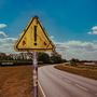 "James Marriott" und "Warning Signs" stehen in weiß. Ein gelbes Dreieck mit Ausrufezeichen an einer Landstraße., LP