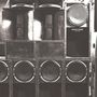 "Ghost Dubs" und "Damaged" sind auf einer Box zu sehen. Mehrere große Lautsprecher sind gestapelt und montiert., CD