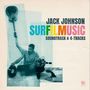Text: "Jack Johnson Surf Film Music Soundtrack & 4-Tracks." Ein Mann hält eine Gitarre hoch und sitzt neben einem Plattenspieler., 2 CDs