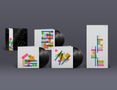 Verschiedene Schallplattenhüllen mit bunten geometrischen Formen und einem Plakat mit dem Titel "Freedom Call"., 6 LPs