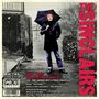 "The Sinclairs" in großer roter Schrift. Ein Mann mit schwarzem Mantel und Regenschirm steht neben einer Wasserstraße., Single 7"