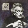 "Andy Irvine Devoted Songs of Woody Guthrie". Ein Mann spielt Gitarre und singt in ein Mikrofon, schwarz-weiße Töne., CD