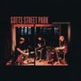 Text: "GOTTS STREET PARK" und "SOMEWHERE BETWEEN". Drei Personen spielen Instrumente in einem gemütlich beleuchteten Raum., CD