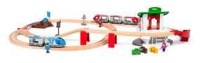 Eine Spielzeugeisenbahn auf Holzschienen mit blau-grauen und rot-grauen Zügen, einer Brücke und Personenfiguren., Spiele