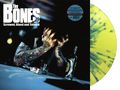 „The Bones - Screwed, Blued and Tattoed“. Ein tätowierter Mensch stützt den Kopf in die Hände neben einer Flasche., LP