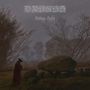 „Fading Light“ in gotischer Schrift. Illustration: Düstere Landschaft mit kahlen Bäumen und einer Person in einem roten Mantel., CD