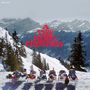 "A VERY MERRY CHRISTMAS" in rotem Text. Fünf Menschen in Winterkleidung entspannen auf Liegen vor einer schneebedeckten Berglandschaft.