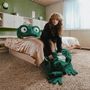 Eine Frau in einem Vintage-Zimmer sitzt auf einem riesigen grünen Plüschfrosch, der auf einem flauschigen Teppich liegt., LP