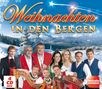 "Weihnachten in den Bergen" in großen, festlichen Buchstaben. Eine Gruppe von Musikern in traditioneller Kleidung vor verschneiter Berglandschaft., 4 CDs