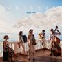 ODISEJA, BABA YAGA. Eine Gruppe von fünf Musikern am Meer, mit Instrumenten wie Geige, Gitarre und Akkordeon., CD