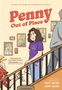 Titel: "Penny Out of Place". Ein Mädchen auf einer Treppe umgeben von Familienporträts., Buch