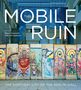 „THE MOBILE RUIN. THE EVERYDAY LIFE OF THE BERLIN WALL“. Bearbeitet von Blake Fitzpatrick und Vid Ingelevics. Grafitti auf der Berliner Mauer., Buch