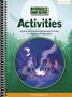 Text: "Mysteries of Camp Alpine Activities. Reading, Writing and Comprehension Practice." Illustration: Nachtlager am Feuer.