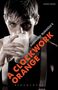 "Anthony Burgess's A Clockwork Orange" steht in Winkelschrift. Ein junger Mann trinkt aus einem Milchglas. Klarer Blick.