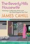 „The Beverly Hills Housewife“
„Hockney's Californian Muse and the World Beyond the Pool“
„James Cahill“

Illustration: Frau in rosa Kleid vor modernem Haus., Buch