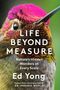 Text: "LIFE BEYOND MEASURE: Nature's Hidden Wonders at Every Scale. Ed Yong." Ein Kolibri ist mit lebhaften Farben dargestellt., Buch