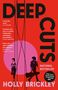 "DEEP CUTS" in großen Buchstaben, darunter "NATIONAL BESTSELLER" und "HOLLY BRICKLEY". Roter Hintergrund, zwei Silhouetten.