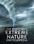 „THE KINGFISHER EXTREME NATURE ENCYCLOPEDIA“ vor einem Tornado, der über eine Straße tobt.