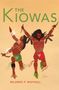 Text: "THE KIOWAS" und "MILDRED P. MAYHALL". Illustration von zwei tanzenden Personen mit traditionellen Gewändern und Dekorationen.