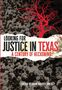 "Looking for Justice in Texas: A Century of Reckoning" steht vor einem roten Baum auf einem Schwarz-Weiß-Foto einer Menschenmenge., Buch