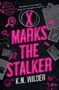 Leuchtende rosa Schrift: "X Marks the Stalker". Objekte: Lutscher, Karte von Boston, Messer, Kussabdruck, Herzsymbole., Buch
