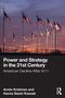 "Power and Strategy in the 21st Century: American Decline After 9/11" von Armin Krishnan und Hanna Samir Kassab. Zeigt wehende US-Flaggen vor einem Abendhimmel., Buch