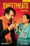 "SWEETMEATS" von Karim Khan. Zwei Personen, eine isst süße Speise, beide lächeln. Text: Bush Theatre und Tara Theatre., Buch