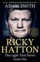 "ADAM SMITH. RICKY HATTON: The Light That Never Goes Out. Nahaufnahme eines Mannes mit ernstem Blick vor dunklem Hintergrund."