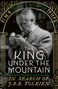 „The King Under the Mountain: In Search of J.R.R. Tolkien“ von D.J. Taylor. Ein älterer Mann mit Pfeife.