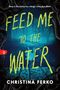 Text: "FEED ME TO THE WATER" und "CHRISTINA FERKO". Eine Hand ragt aus blauem Wasser, umgeben von Schlangen und Bäumen., Buch