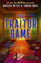 "THE TRAITOR GAME" in großen Buchstaben. Untertitel: "Trust no one". Ein roter Raum mit verstreuten Gegenständen., Buch