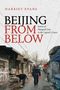 Oben: "Harriet Evans - Beijing From Below". Darunter Menschen in einer engen Gasse mit alten Gebäuden links und rechts.