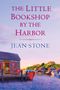 "The Little Bookshop by the Harbor" von Jean Stone. Buchladen am Wasser, rote Boote, idyllische Hafenszene bei Sonnenuntergang.