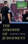 Text: "THE ATROPHY OF JUDGEMENT" und "HARTMUT ROSA". Ein Schiedsrichter schaut auf einen Monitor mit einem Fußballspiel., Buch