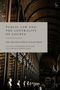 "Public Law and the Centrality of Courts". Bücherregale und Büsten in einer beeindruckenden Bibliothek mit gewölbter Holzdecke., Buch
