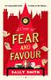 „An impossible theft. A body in the library...“; „A Case of Fear and Favour“. Rotes Cover, Bücher und Gegenstände., Buch