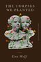 "The Corpses We Planted" in Pink, "A Novel Lina Wolff" in Weiß. Zwei Personen mit Mänteln, ihre Gesicht mit Krähen überdeckt.