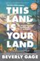 „THIS LAND IS YOUR LAND“; „A ROAD TRIP THROUGH U.S. HISTORY“; „BEVERLY GAGE“. Gemälde von Bergen im Hintergrund. Auto auf Straße., Buch