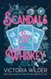 "Scandals & Whiskey" in großen pinken Buchstaben, darunter "Victoria Wilder". Blaue Blumen, drei Spielkarten.