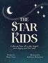 Text: "THE STAR KIDS. A story for those with a star-shaped piece missing from their heart. Written by Marce Nunn. Illustrated by Katherine Richardson." Illustration: Mond, funkelnde Sterne und Sternenstaub., Buch
