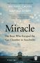 Oben die Autoren, darunter Buchtitel "Miracle". Unten ein Eingangstor mit Gleisen. Ein Pinguin-Logo rechts unten.