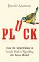Titel: "PLUCK". Autor: Jennifer Ackerman. Ein Vogel sitzt auf einem Ast und spielt mit dem Buchstaben "U"., Buch