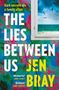 "Dark secrets are a family affair" und "THE LIES BETWEEN US JEN BRAY" stehen auf einem blumigen Hintergrund. Ein Fenster zeigt das Meer.