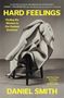 Texte: "HARD FEELINGS", "Finding the Wisdom in Our Darkest Emotions", "DANIEL SMITH". Eine Decke über einem Stuhl.