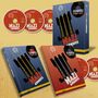 CDs und Buchcover mit "NAZI AIRWAVES". Art Deco Funkturm-Design, blaues und rotes Farbschema., 6 CDs und 1 Buch