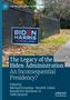 "The Legacy of the Biden Administration: An Inconsequential Presidency?" Schild an Zaun, Herbstlaubbedeckte Straße., Buch