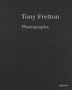 "Tony Fretton Photographs" und "QUART" auf dunklem Hintergrund., Buch
