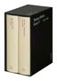 Zwei Bücher in einem schwarzen Schuber. Texte: "Thomas Mann Essays V 1939-1945", "S. Fischer". Beige Einband mit roten und blauen Titeln., Buch